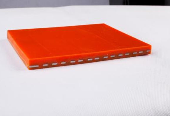 PLANCHA ANTIDESGASTE DE POLIURETANO CON PLACA METÁLICA